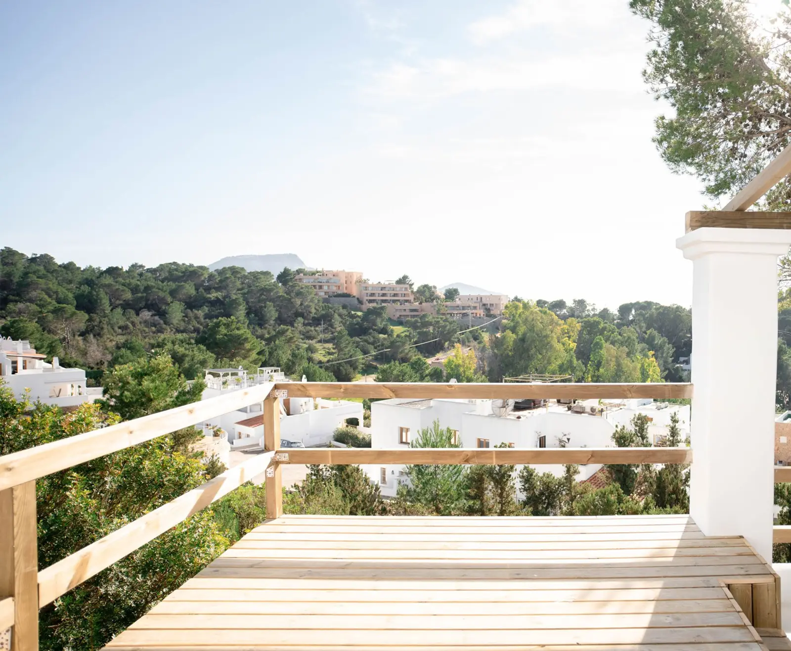 Can Natura Ibiza — Privévilla in San Josep, Ibiza. Warm, intiem en omgeven door natuur.