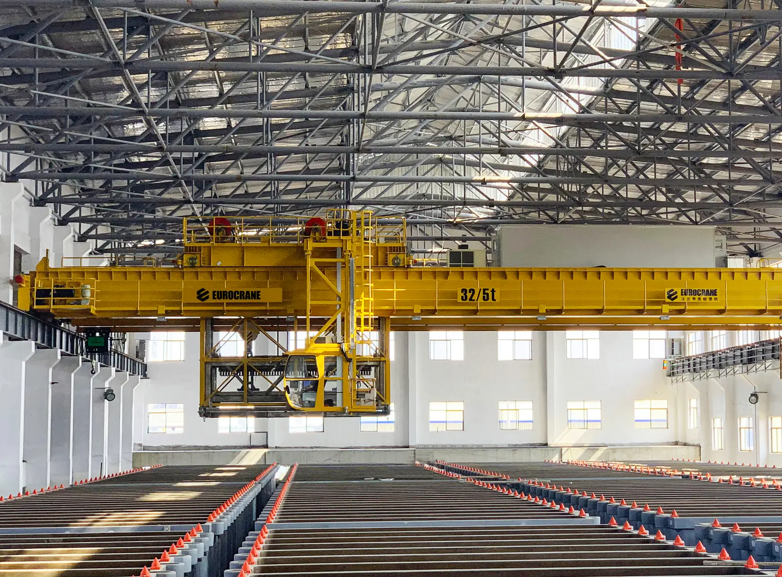 Eurocrane China — Beursgenoteerde kraanfabrikant uit Shanghai met klanten als BMW, Volvo en Samsung. Productielocaties in China en Europa.